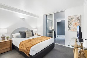 Room - Comfy 2-Bed with Pool and Secure Parking (Spring Hill)