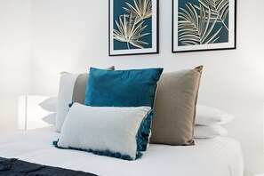2 habitaciones, escritorio, tabla de planchar con plancha y internet 