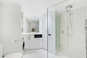 Bathroom - Comfy 2-Bed with Pool and Secure Parking (Spring Hill)