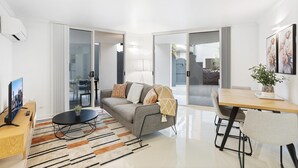Una sala de estar moderna con un sofá, una mesa de centro y un comedor.