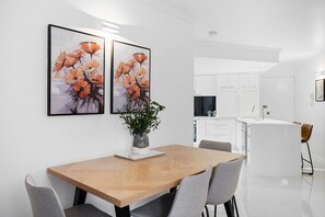 Dining - Comfy 2-Bed with Pool and Secure Parking (Spring Hill)