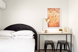 2 bedrooms, desk, iron/ironing board, free WiFi - Elegantly Modern 2-Bed In The Heart of Chippendale (Chippendale)