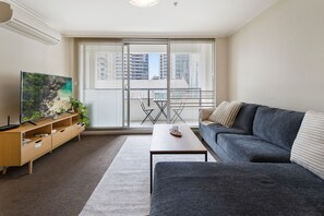 Smart TV - Gorgeous 3-Bed Apartment Near Flagstaff Gardens (West Melbourne)