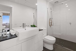 Hair dryer, towels - A taste of paradise in inner city suburbia (Maribyrnong)