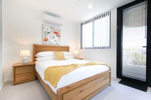 2 bedrooms, iron/ironing board, travel cot, Internet - Glorious 2-Bed with Waterside Balcony Views (Batemans Bay)