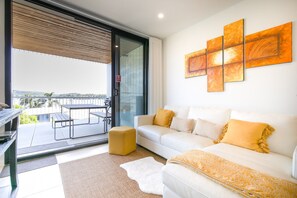 Smart TV - Glorious 2-Bed with Waterside Balcony Views (Batemans Bay)