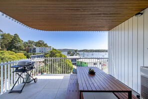 Outdoor dining - Glorious 2-Bed with Waterside Balcony Views (Batemans Bay)