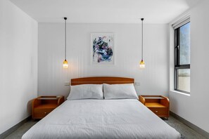 2 bedrooms, desk, iron/ironing board, Internet - Vibrant 2-Bed Apartment Near St Kilda Beach (St Kilda)