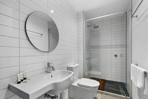 Shower, hair dryer, towels - Vibrant 2-Bed Apartment Near St Kilda Beach (St Kilda)