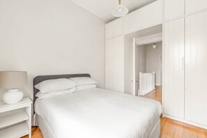 3 bedrooms, desk, iron/ironing board, Internet - Quaint 3-Bed Heritage Home in the Heart of Sydney (Millers Point)