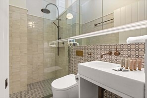 Hair dryer, towels - Quaint 3-Bed Heritage Home in the Heart of Sydney (Millers Point)