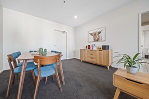 Dining - Glorious Central Canberra 1-Bed with Pool & Sauna (Canberra)