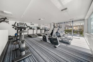 Fitness facility - Glorious Central Canberra 1-Bed with Pool & Sauna (Canberra)