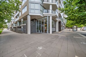 Exterior - Glorious Central Canberra 1-Bed with Pool & Sauna (Canberra)