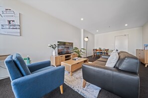 Living area - Glorious Central Canberra 1-Bed with Pool & Sauna (Canberra)