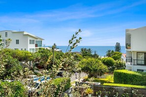 Exterior - 2-Bed Coastal Haven with Pool by Sunshine Beach (Sunshine Beach)