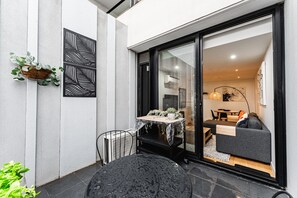 Outdoor dining - Nott's Nook- 1-Bed with Rooftop Views (Port Melbourne)
