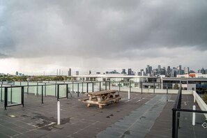 Outdoor dining - Nott's Nook- 1-Bed with Rooftop Views (Port Melbourne)