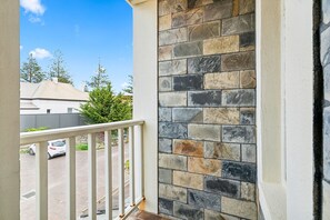 Property grounds - Coastal Luxury: 3-Bed Townhouse 150m from Beach (Glenelg South)
