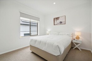 3 bedrooms, iron/ironing board, Internet, bed sheets - Coastal Luxury: 3-Bed Townhouse 150m from Beach (Glenelg South)