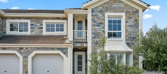 Coastal Luxury: 3-Bed Townhouse 150m from Beach