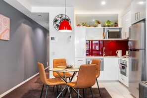 Fridge, microwave, oven, stovetop - Sleek & Central 2-Bed Apartment in Melbourne (Melbourne)