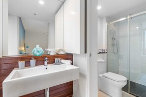 Hair dryer, towels - Sleek & Central 2-Bed Apartment in Melbourne (Melbourne)