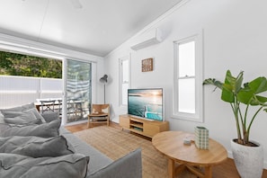 Living area - Relaxing 2-Bed Home Close to Beaches and Parks (Allambie Heights)