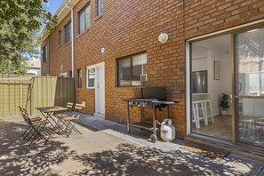 Outdoor dining - Coastal 3-Bed House with BBQ and Private Courtyard (Glenelg South)