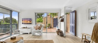 Bright Coastal Townhouse with BBQ & Courtyard
