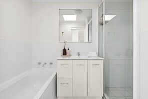 Shower, hair dryer, towels - Bright Coastal Townhouse with BBQ & Courtyard (Avoca Beach)