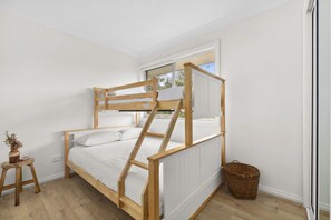 3 bedrooms, iron/ironing board, Internet, bed sheets - Bright Coastal Townhouse with BBQ & Courtyard (Avoca Beach)