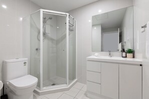 Hair dryer, towels - Bright 2-Bed Apartment with Balcony & Garage (Five Dock)