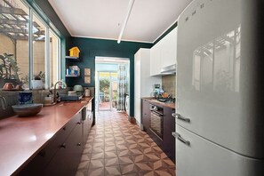 Private kitchen - Charming Townhouse Steps from Newcastle Beach (Newcastle East)