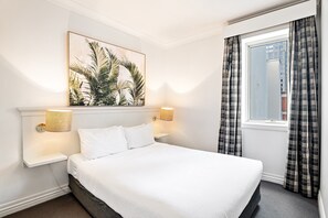1 bedroom, desk, bed sheets - 1-Bed Apartment in Central Melbourne (Melbourne)