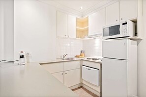 Fridge, microwave, stovetop, dishwasher - 1-Bed Apartment in Central Melbourne (Melbourne)
