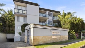 Un edificio moderno de varios pisos con un cartel que dice 'Wateredge'.