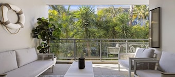 Bright 2-Bed Apartment Near Narrabeen Beach