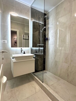 Douche, articles de toilette écologiques, sèche-cheveux
