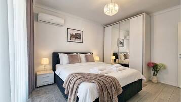 2 habitaciones, escritorio y tabla de planchar con plancha