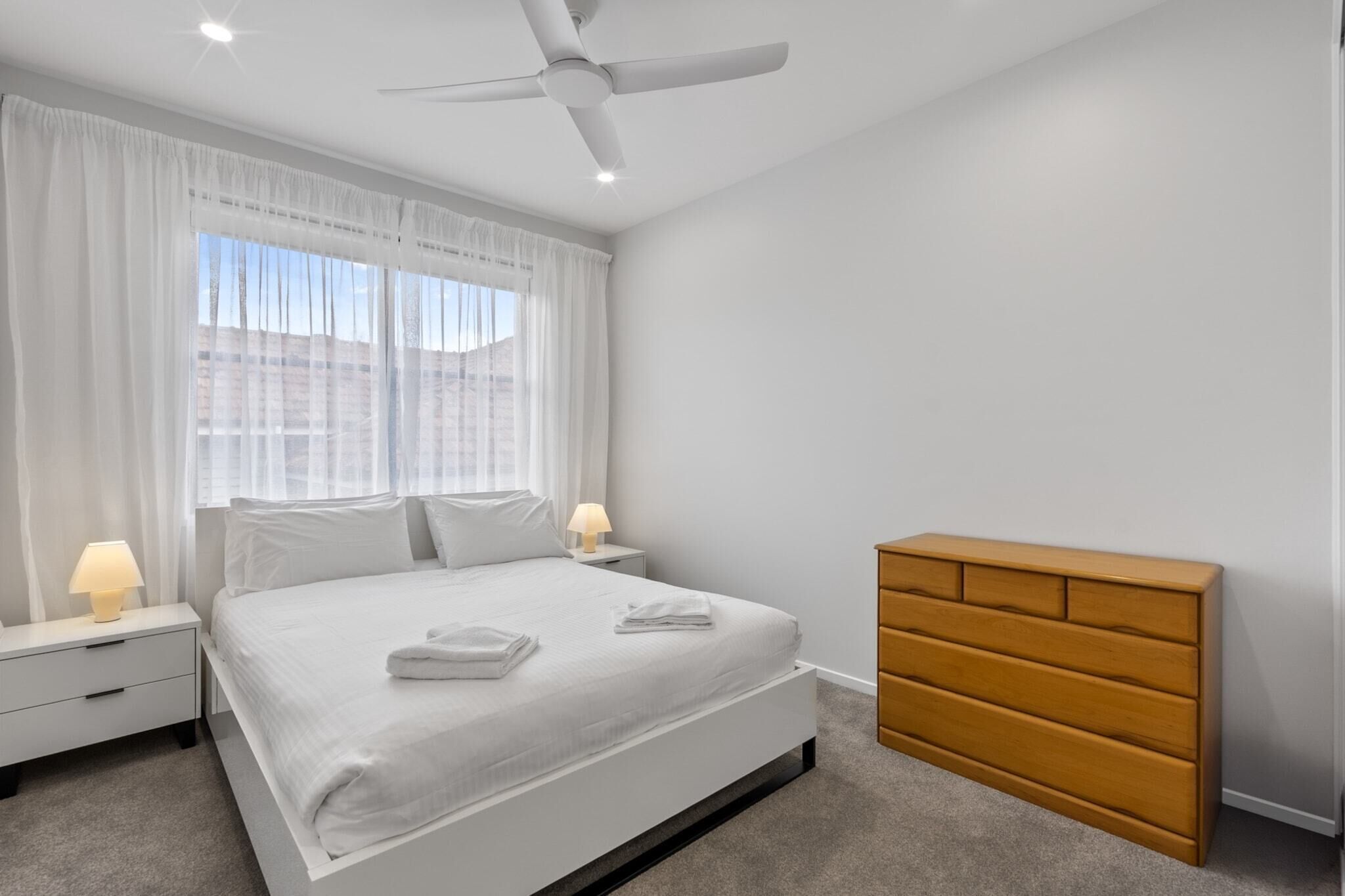 3 bedrooms, desk, iron/ironing board, Internet