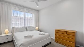 3 bedrooms, desk, iron/ironing board, Internet