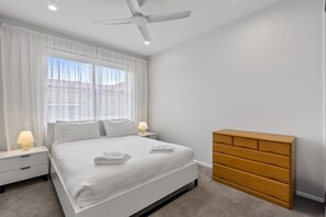 3 bedrooms, desk, iron/ironing board, Internet - Spacious 3-Bed Clayfield House with Patio and BBQ (Clayfield)