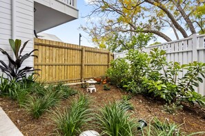 Property grounds - Spacious 3-Bed Clayfield House with Patio and BBQ (Clayfield)