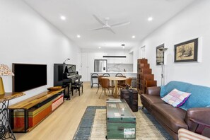 Smart TV, offices - Spacious 3-Bed Clayfield House with Patio and BBQ (Clayfield)