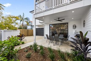 Outdoor dining - Spacious 3-Bed Clayfield House with Patio and BBQ (Clayfield)