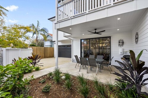 Spacious 3-Bed Clayfield House with Patio and BBQ