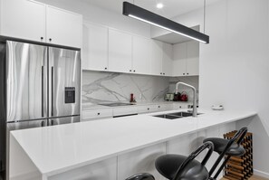 Fridge, microwave, oven, stovetop - Spacious 3-Bed Clayfield House with Patio and BBQ (Clayfield)