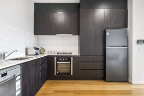 Fridge, microwave, oven, stovetop - Northcote 3-Bed Townhouse Near Cafés & Shops (Northcote)