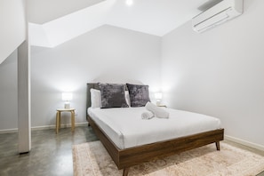 3 bedrooms, desk, iron/ironing board, Internet - Northcote 3-Bed Townhouse Near Cafés & Shops (Northcote)
